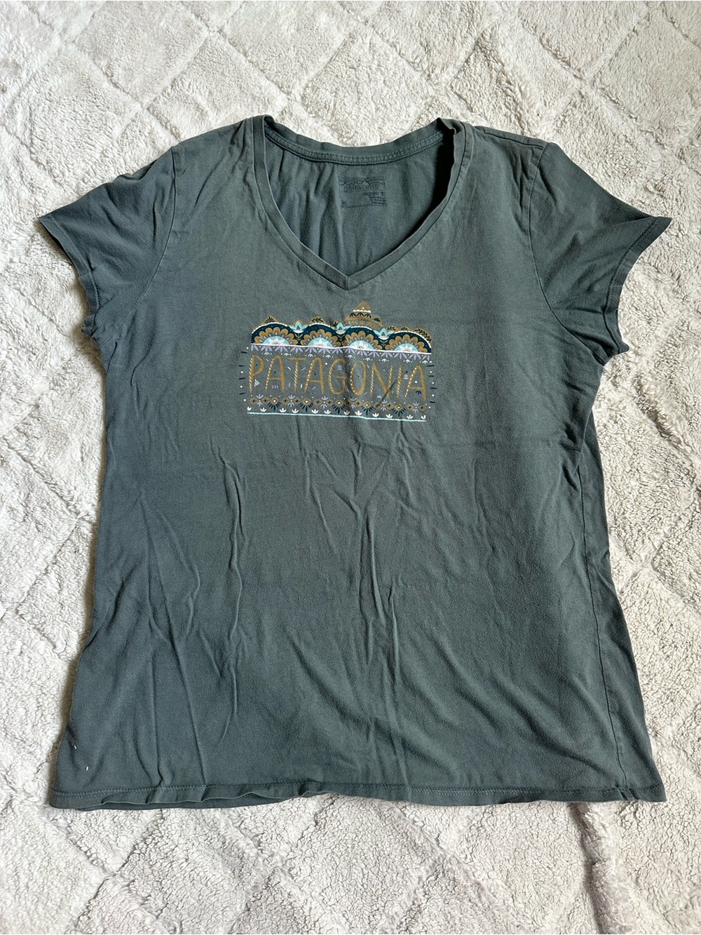 Patagonia | "Noveau Greens" Fitz Roy Cotton V-Neck Tee | Size Medium